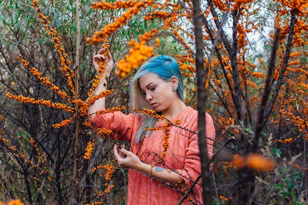 Retrato de uma jovem mulher em arbusto mar-buckthorn — Fotografia de Stock