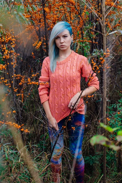 Портрет молодой женщины в кустах из облепихи — стоковое фото