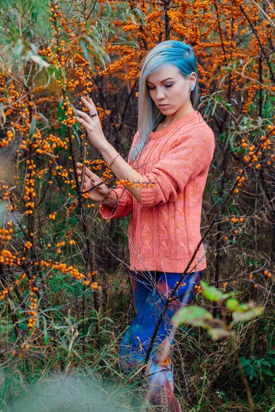 Retrato de uma jovem mulher em arbusto mar-buckthorn — Fotografia de Stock