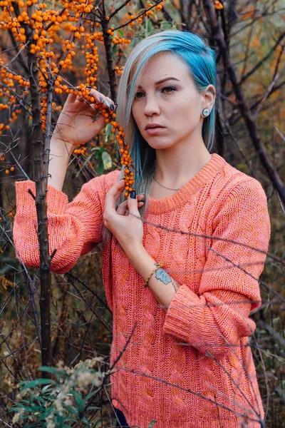 Retrato de uma jovem mulher em arbusto mar-buckthorn — Fotografia de Stock