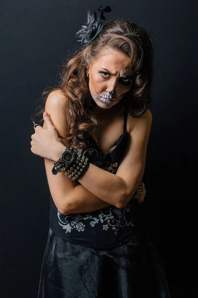 Retrato de mujer joven con maquillaje de cráneo . — Foto de Stock