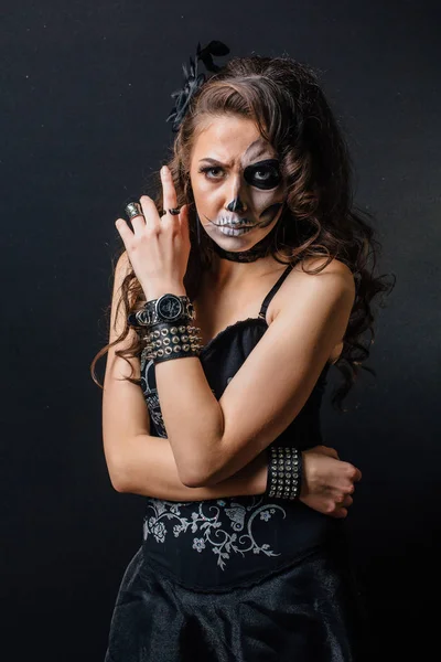 Retrato de mujer joven con maquillaje de cráneo . — Foto de Stock