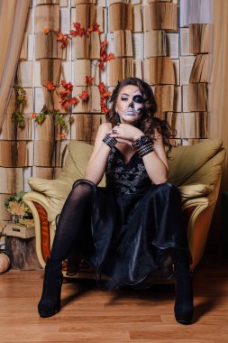 Kafatası makyaj ile genç kadın portresi.