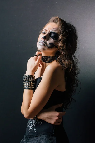 Retrato de mujer joven con maquillaje de cráneo . — Foto de Stock