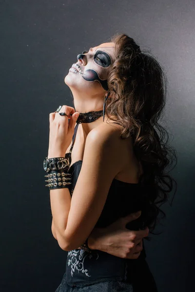 Retrato de mujer joven con maquillaje de cráneo . — Foto de Stock