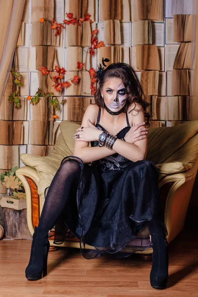 Retrato de mujer joven con maquillaje de cráneo . — Foto de Stock