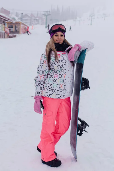 Dívka snowboardista s horou na pozadí. — Stock fotografie