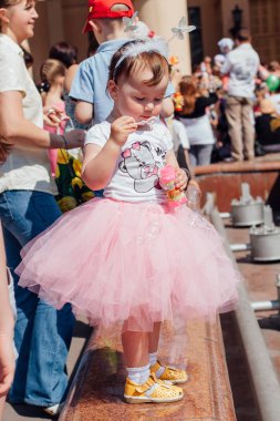 Çorba kabarcıklar gün selebration. Çocuklar sabun üfleme vardır .