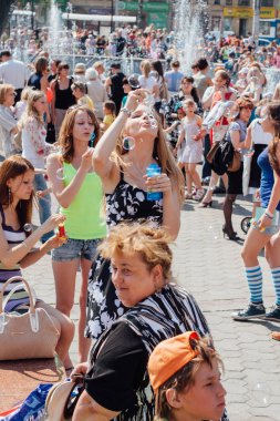 Çorba kabarcıklar gün selebration. Çocuklar sabun üfleme vardır .