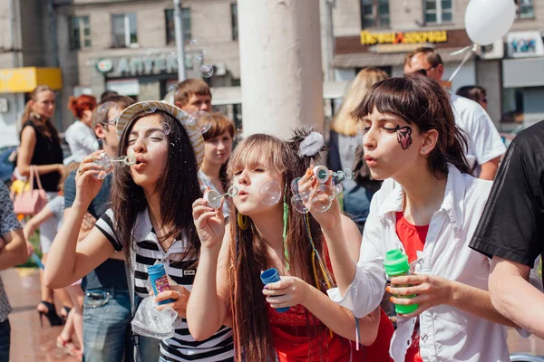 Selebración del día de burbujas de sopa. Los niños están soplando jabón  . — Foto de Stock