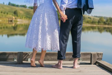 Damat ve gelin çıplak ayak