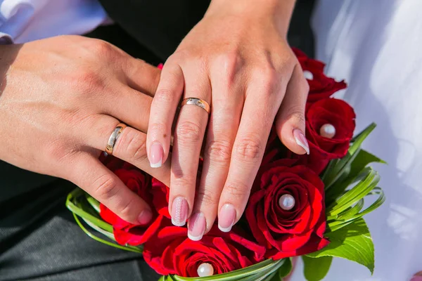 A menyasszony és a vőlegény keze. — Stock Fotó