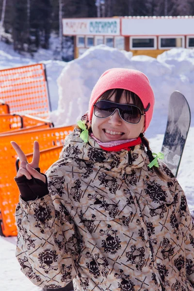 웃는 snowboarder 소녀 — 스톡 사진