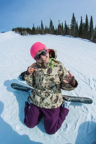 Χαμογελαστό κορίτσι snowboarder — Φωτογραφία Αρχείου