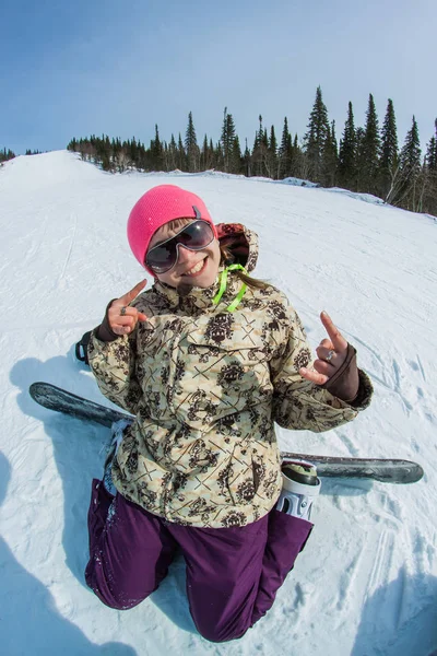 웃는 snowboarder 소녀 — 스톡 사진