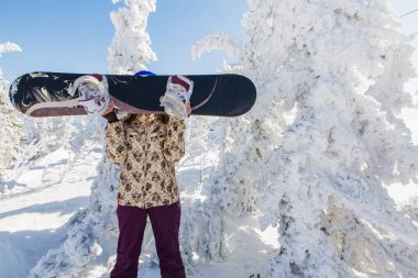 Snowboard ile genç gülümseyen kadın portresi