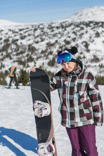 Snowboard mosolygó fiatal nő portréja — Stock Fotó