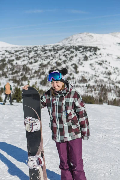 Retrato de una joven sonriente con tabla de snowboard — Foto de Stock