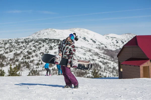 Retrato de una joven sonriente con tabla de snowboard — Foto de Stock