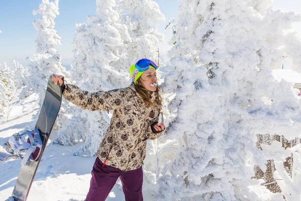 Retrato de una joven sonriente con tabla de snowboard — Foto de Stock