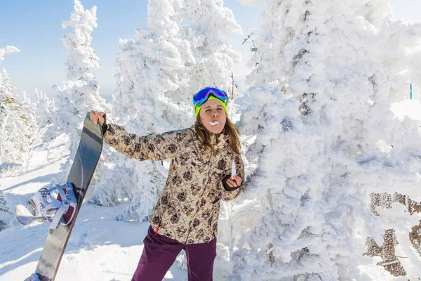 Porträt einer jungen lächelnden Frau mit Snowboard — Stockfoto