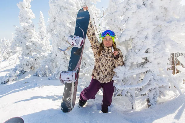 Retrato de una joven sonriente con tabla de snowboard — Foto de Stock