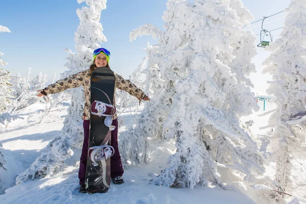 Retrato de una joven sonriente con tabla de snowboard — Foto de Stock