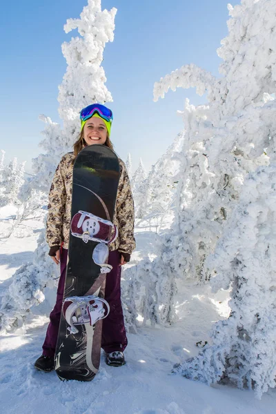 Porträt einer jungen lächelnden Frau mit Snowboard — Stockfoto