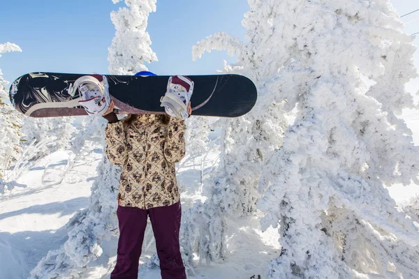 Retrato de una joven sonriente con tabla de snowboard — Foto de Stock