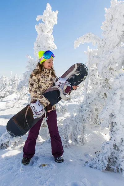 Retrato de una joven sonriente con tabla de snowboard — Foto de Stock