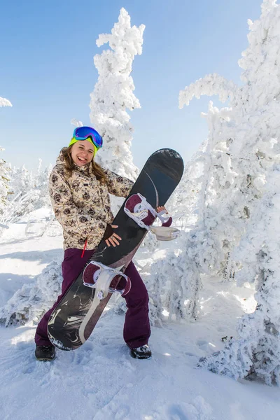 Retrato de una joven sonriente con tabla de snowboard — Foto de Stock