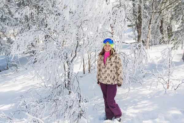 Retrato de una joven sonriente con tabla de snowboard — Foto de Stock