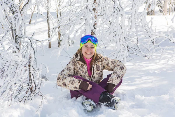 Porträt einer jungen lächelnden Frau, die im Schnee meditiert — Stockfoto