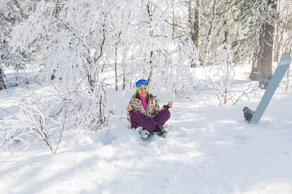 Retrato de una joven sonriente meditando sobre la nieve — Foto de Stock