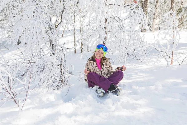 Retrato de jovem mulher sorridente meditando na neve — Fotografia de Stock