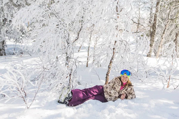 Retrato de una joven sonriente con tabla de snowboard — Foto de Stock