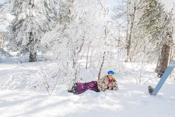 Retrato de una joven sonriente con tabla de snowboard — Foto de Stock