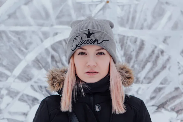 Güzel bir genç kadının portresi kış. — Stok fotoğraf