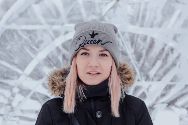 Retrato de inverno de uma bela jovem . — Fotografia de Stock