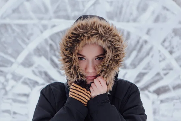 Vinter porträtt av en vacker ung kvinna. — Stockfoto