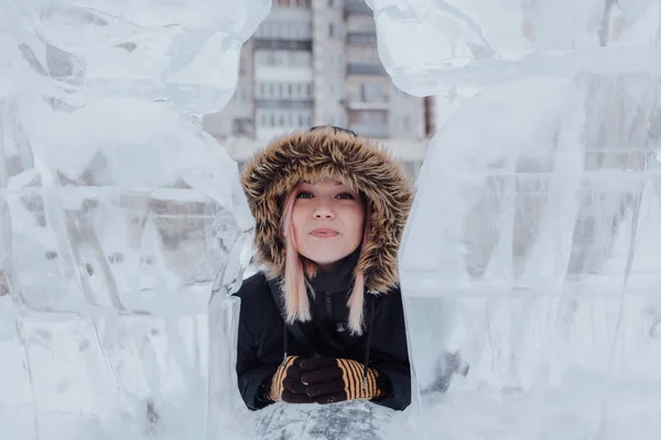Retrato de inverno de uma bela jovem . — Fotografia de Stock