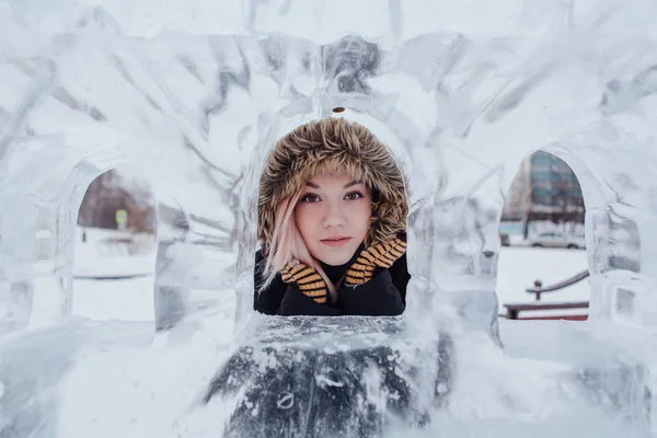 Ritratto invernale di una bella giovane donna . — Foto Stock