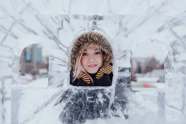 Güzel bir genç kadının portresi kış. — Stok fotoğraf