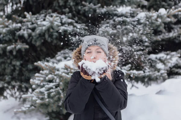 Retrato de invierno de una hermosa joven . — Foto de Stock