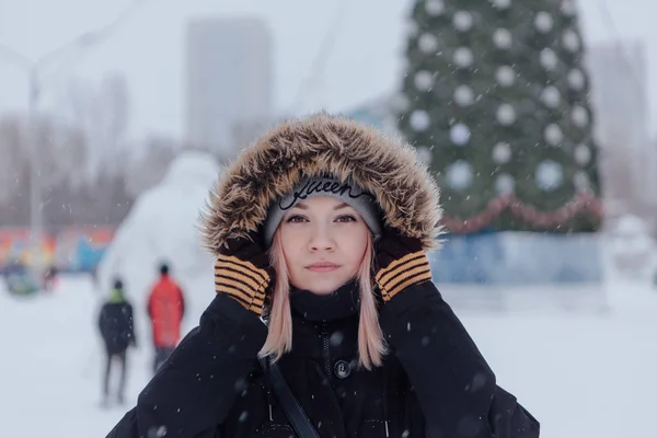 Retrato de inverno de uma bela jovem . — Fotografia de Stock