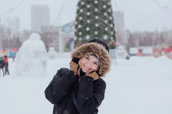 Retrato de inverno de uma bela jovem . — Fotografia de Stock
