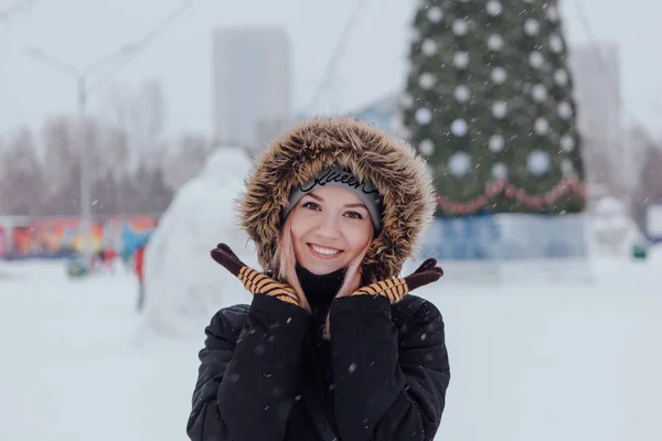 Retrato de invierno de una hermosa joven . —  Fotos de Stock