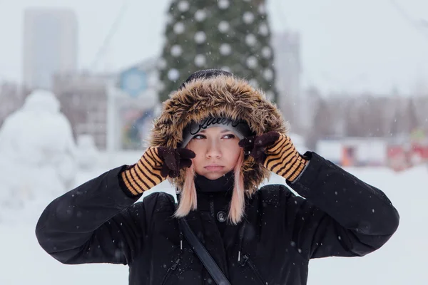 Retrato de inverno de uma bela jovem . — Fotografia de Stock