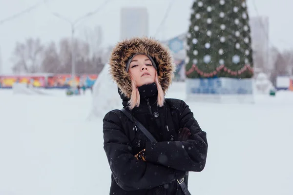 Ritratto invernale di una bella giovane donna . — Foto Stock