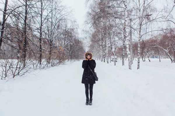 Winter portrait of a beautiful young woman. — Stock Photo, Image